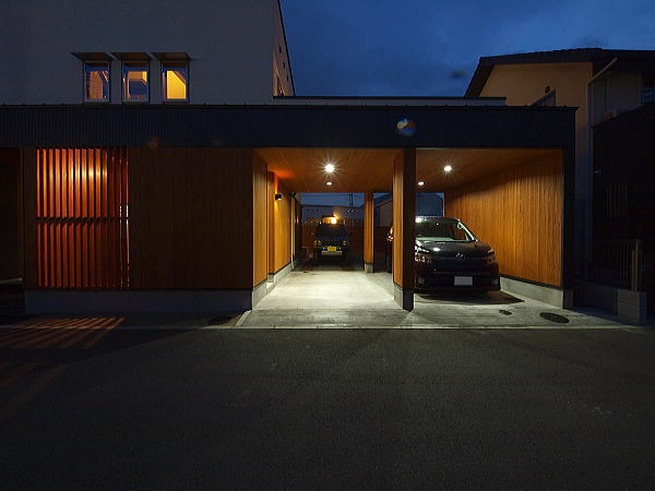 ガレージとシャープな鋼板の外観が特徴の住宅